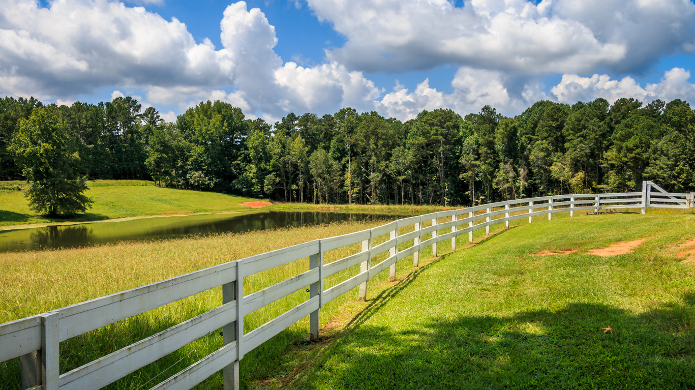 5 Types of Equipment Used for Farm Fencing